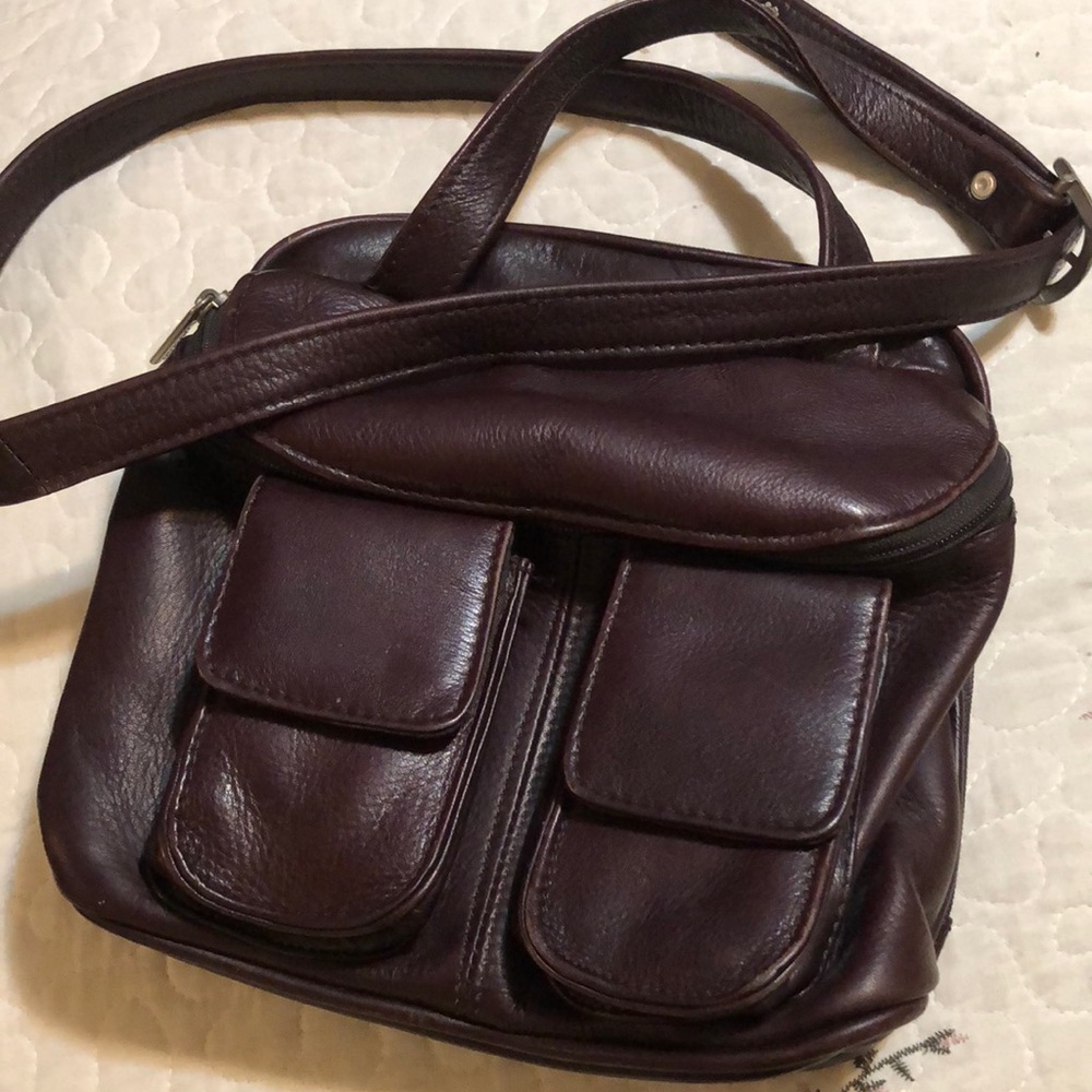 Cabelas Genuine brown pebble leather cross body beg.